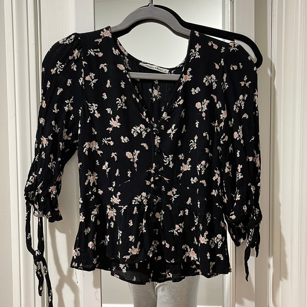 EUC A&F Quarter Sleeve Tie Floral Blouse